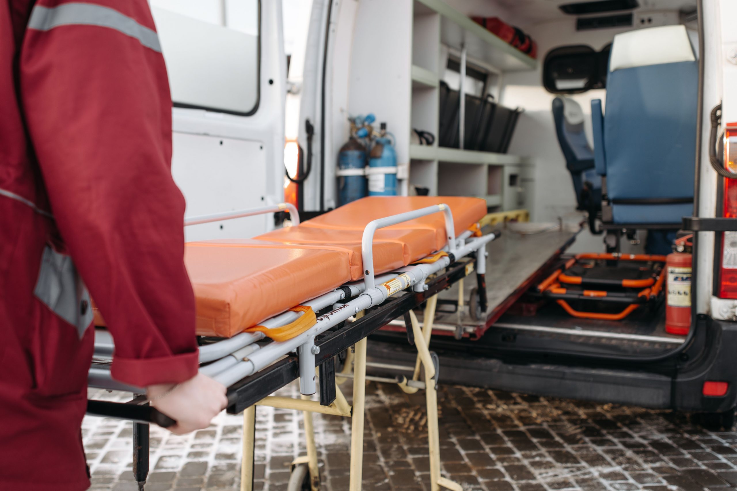 Strecher Ambulan : Tempat Tidur Untuk Pasien Dalam Perjalanan Darurat